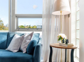 XQ Collection La Casa De Frida - Modern Studio with Balcony Sydney